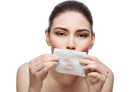 Schritt 5: Fast geschafft. Jetzt müssen Sie nur noch ein dünnes Kosmetiktuch zur Hand nehmen und fest zwischen die Lippen pr...