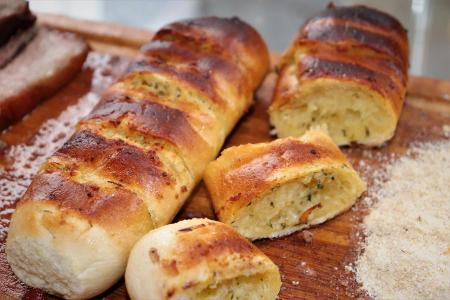 #WirBleibenZuhause So gelingt Ihnen jedes Brot Knoblauchbrot