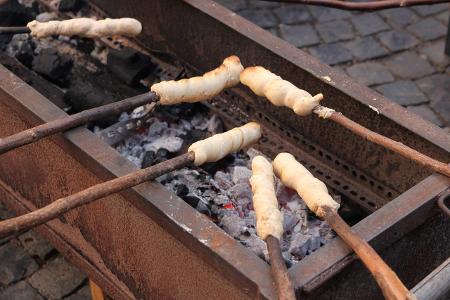 #WirBleibenZuhause: Tipps für einen perfekten Frühlingstag Stockbrot