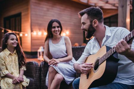 #WirBleibenZuhause: Tipps für einen perfekten Frühlingstag Gitarre
