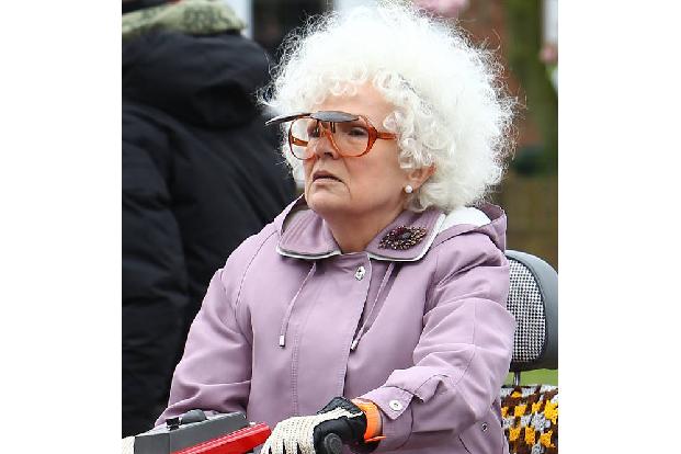 Dass Hollywood-Legende Julie Walters sich für nichts zu schade ist, zeigte sie dieses Jahr am Set von 