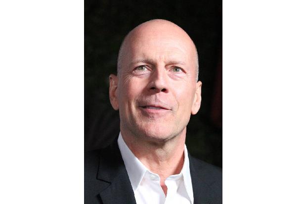 Dafür ist es bei Bruce Willis schon zu spät, der sich sichtbar freut, dass er keine Haar-Tortur mehr über sich ergehen lasse...