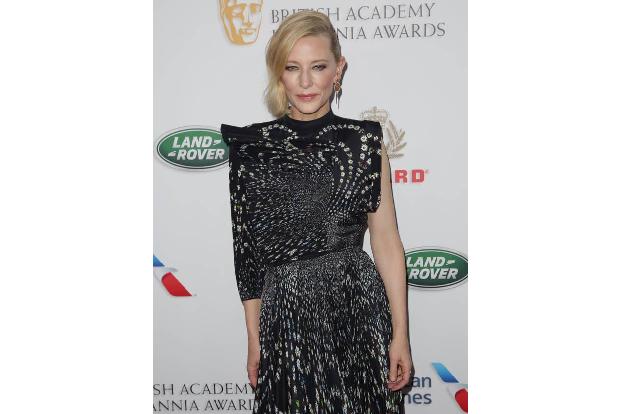 …führt Cate Blanchett auf diesem Foto vor. Ihre linke Schulter ist nicht komplett freigelegt, einzig der Arm ist zu sehen. S...