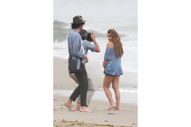 ...schien die 29-Jährige für ein Fotoshooting zu posieren. Doch so richtig offiziell wirkte der Termin irgendwie nicht. Eher...