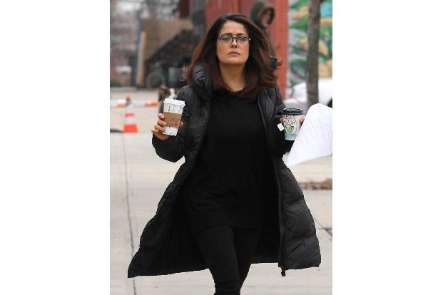 Salma Hayek ist eine wunderschöne Frau, keine Frage. Doch auch sie braucht manchmal eine Brille. Das macht sie allerdings no...