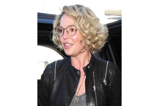 ...von Katherine Heigl hier nicht behaupten. Es ist nicht ihr Sehbehelf, der hier stört. Es ist eher die Kombination aus Fri...
