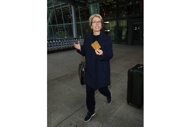 ...Stars wie die immer lustige Emma Thompson tragen ihre Brille wohl, um von den Paparazzi nicht erkannt zu werden. Denn...