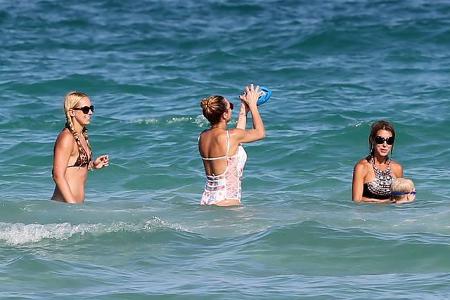 ...forderte seine Mama und auch Frau Lisicki gleich zu einer Runde Ballspielen auf. Und wenn der Sohnemann so lieb darum bit...