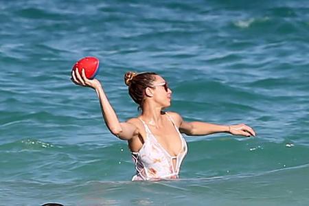 ...freilich nicht 'Nein' sagen. Und so gab die 39-jährige Schönheit - gekleidet in einem weißen Badeanzug - beim Spiel wirkl...