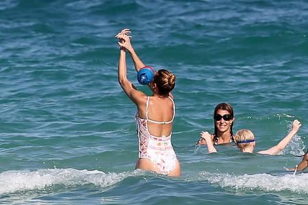 ...die begabteste Ballspielerin der Partie herausstellte. So vergeigte sie auch schon mal einen Fang, woraufhin ihr der Ball...