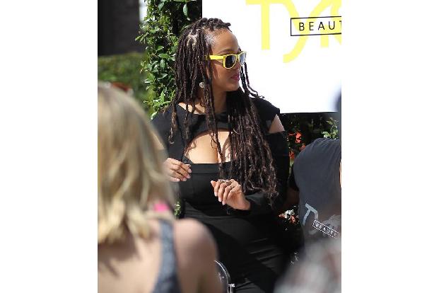 ...man Tyra mal genauer betrachtet, könnte einem schon mal was ins Auge springen. Und das wäre ihr BH, der nicht ganz im Obe...