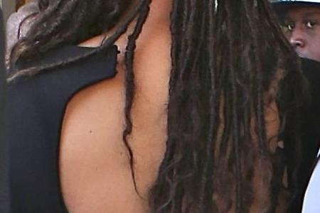 ...zu schließen und den Fauxpas mit ihren Haaren zu verdecken. Hätte ja theoretisch keiner bemerken müssen. Aber Theorie ist...