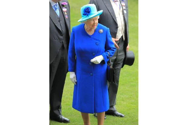 ...in diesem Mantel macht sie dem Namen der Farbe alle Ehre: königsblau! Natürlich nur echt mit Hut, der wie immer perfekt a...