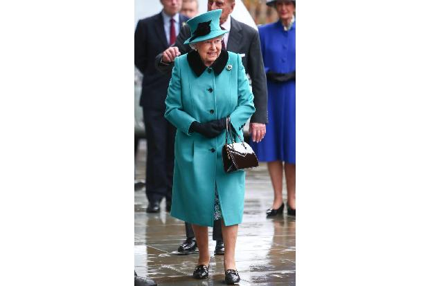 ...auch hier, als 'Lisbeth' ganz in Türkis erschien. Trägt sie ihre Handtasche übrigens wie hier links über dem gebeugten Ar...