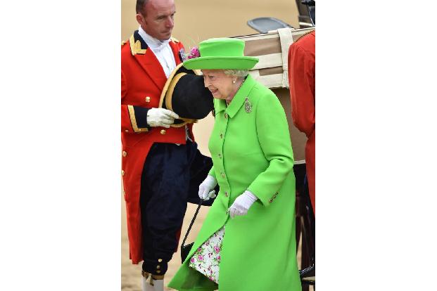 ...sollten sie jedoch, wenn das Stück links neben ihr auf dem Boden steht. Dann ist ebenso Alarm angesagt wie bei diesem kna...