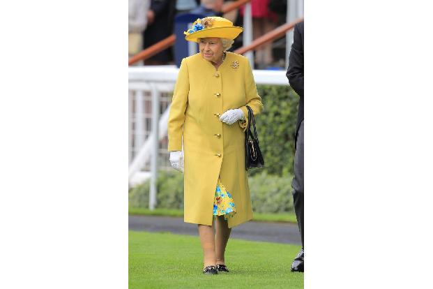 ...ändert sich auch nie die Mantellänge der Queen, genauso wenig wie die Absatzhöhe ihrer Schuhe. Neue Treter werden außerde...