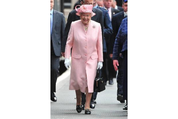 ...lachen hatte Queen Elizabeth II. auch in diesem hellrosa Mantel plus passendem Hut. Wirklich bewundernswert, dass...