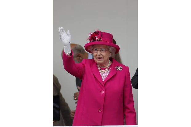 ...die Königin auch mit 90 so auf farbenfrohe Outfits steht. Doch wir finden es ganz wunderbar, dass sie uns so auch mal etw...