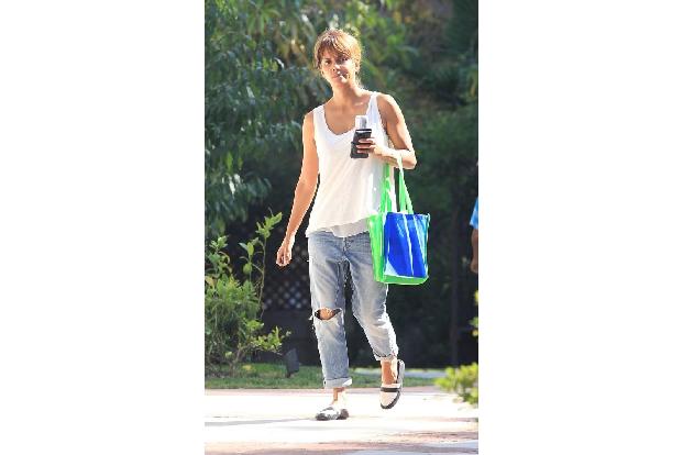 Halle Berry macht es und viele andere prominente Frauen auch - sie gehen ohne Make-up auf die Straße und es ist ihnen egal, ...