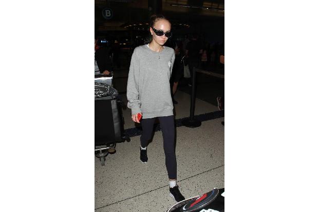 ...braucht nur vielleicht etwas Selbstsicherheit. Die besitzt Lily-Rose Depp natürlich, auch wenn sie sich hinter einer Sonn...