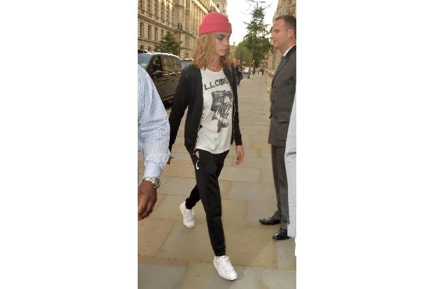 ...gerade Teile modern, die wirklich breit sind und dynamische Streifen auf der Seite haben - obwohl die Hosen nicht...