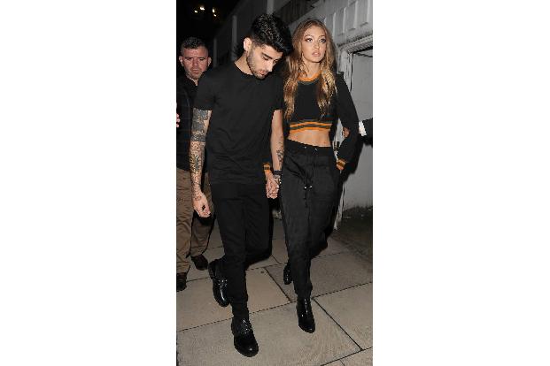 ...wieder einmal von Gigi Hadid inspirieren lassen, die die weiten Hosen sogar bei einem Date mit Zayn Malik trägt. Für...