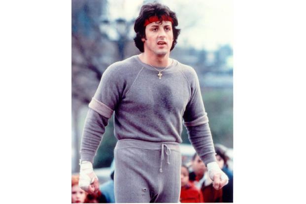 ...Sylvester Stallone hingegen muss man zugeben, dass er selbst vor 40 Jahren eine merkwürdige Mimik an den Tag legte. Grund...