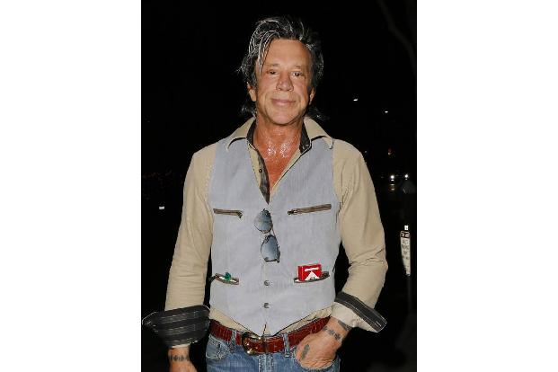 ...Mickey Rourke Konkurrenz machen. Wobei man hinzufügen muss, dass der Schauspieler weit mehr Schönheits-OPs hat durchführe...