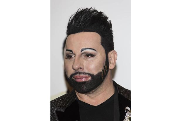 ...unbestreitbar eine Menge getan - und zwar nicht unbedingt zu seinem Vorteil. Tja, liebe Männer. Schönheits-OPs sind (vor ...