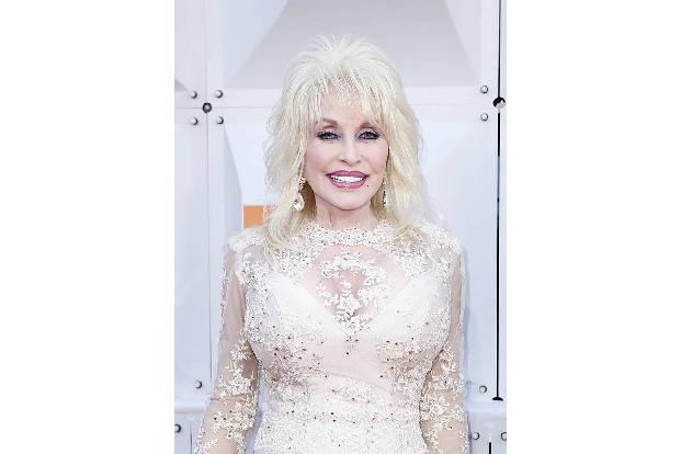 ...eine Dolly Parton-Frisur mit Klamotten, die die Country-Diva selbst wahrscheinlich nie getragen hätte, ist eben auch nur ...