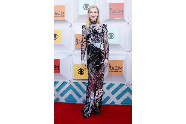 ...eigentlich stilsichere Nicole Kidman griff bei der Preisverleihung in der MGM Grand Garden Arena in Las Vegas stylingtech...