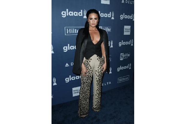 ...Demi Lovato. Die Sängerin besitzt irgendwie kein glückliches Händchen in Sachen Mode. Denn nicht nur einmal trat sie an d...