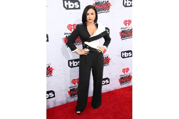 ...konnte mit ihrem Outfit gleich zwei Mal so gar nicht begeistern. Aber die iHeartRadio Music Awards in Los Angeles hatten ...