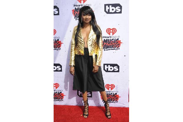 ...Kayla Brianna. Die hatte einfach mal das Top unter ihrer Jacke vergessen. Kann man ja mal machen, muss man aber eben nich...