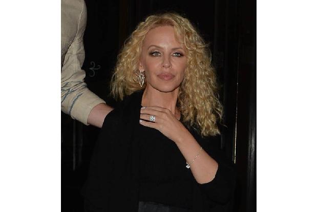 Schreck lass nach! Was ist denn da auf Kylie Minogues Kopf passiert? Schon klar, die Sängerin feierte ihren Durchbruch in de...