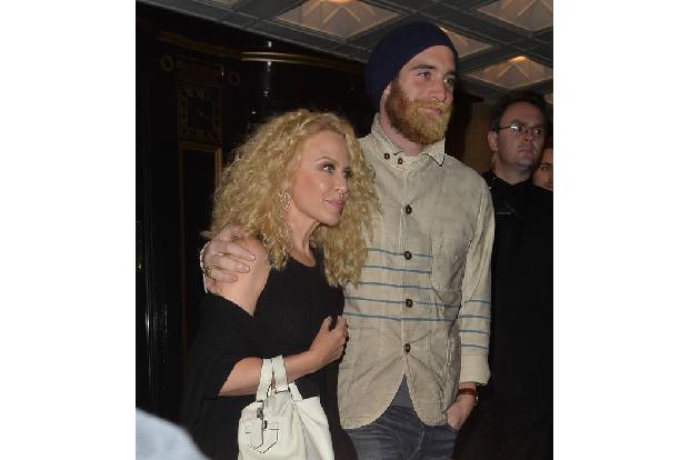 ...80er-Jahre-Dauerwelle, mit der sie sich am Wochenende an der Seite ihres Verlobten Joshua Sasse in London präsentierte, z...