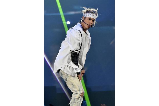 ...in Sachen Frisuren-Fiasko: Justin Bieber leistet seiner Kollegin da Gesellschaft - wie er am Freitag bei einem Konzert in...