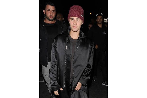 ...noch immer durch die Gegend trägt oder sie nicht wenigstens - wie sonst so oft - mit einer Mütze versteckt. Wir wären ja ...