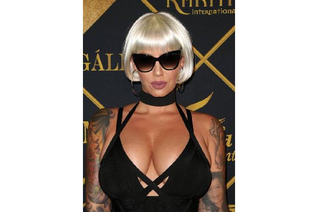 Bei Amber Rose fällt einem sofort etwas ins Auge: Sie trägt Perücke! Dabei muss man schon zugeben, dass dieses Model auch ni...