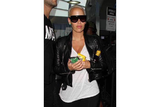 ...das Model ja eigentlich eher so bekannt ist. Seit ihrer Jugend rasiert und blondiert sich die Ex von Kanye West schon die...