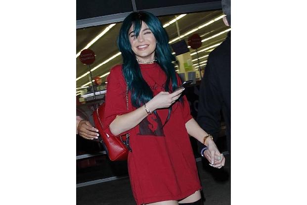 ...bei Kylie Jenner ist die Perücke unschwer zu erkennen. Für die Reality-Persönlichkeit gehören falsche Haare zu einem Outf...