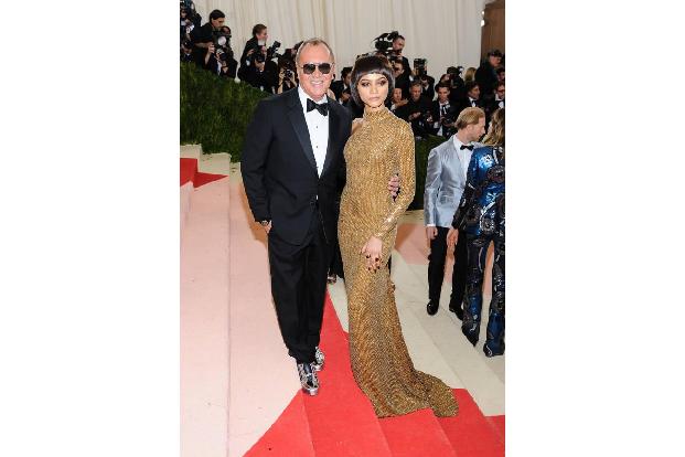 ...sie trägt dazu gerne mal Perücke, wie bei der Met-Gala neben Designer Michael Kors. Zendaya macht aber auch kein Geheimni...