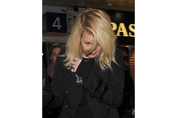 ...mit gesenktem Kopf die Haare vor das Gesicht fallen lässt - es scheint wirklich, als wolle die 