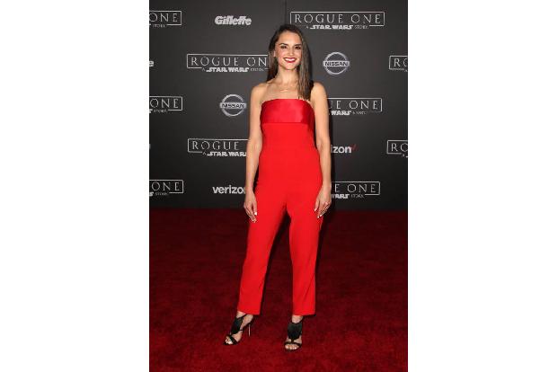 ...werden die vielseitigen Teile auch schulterfrei getragen, wie Schauspielerin Rachael Leigh Cook in diesem roten Teil zeig...