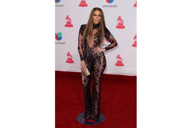 ...mehr Haut zeigte hingegen Jennifer Lopez in dieser atemberaubenden Kreation bei den Latin Grammy Awards. Ebenfalls...