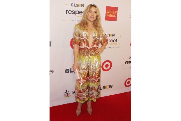 ...in die 70er fühlte man sich durch Kate Hudsons glitzernden Einteiler versetzt. Da möchte man glatt in die nächste Disco r...