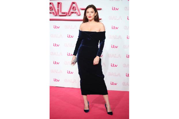 Schauspielerin Anna Friel zeigte gegen Ende des Jahres 2016 gleich zwei heiße Trends, die es sicher noch ins nächste Jahr sc...