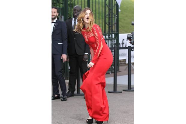 ...mehr Beinfreiheit wäre für die ungarische Schönheit Barbara Palvin sicherlich ganz willkommen gewesen. Kleid zu lang, Sch...