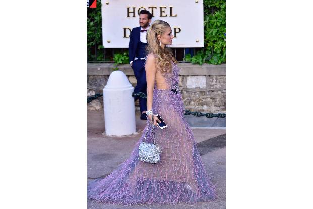 ...aussieht, zeigte verlässlich Paris Hilton. Unterrock auf Knöchellänge, ein Fransen-Wirrwarr darüber drapiert, das garanti...