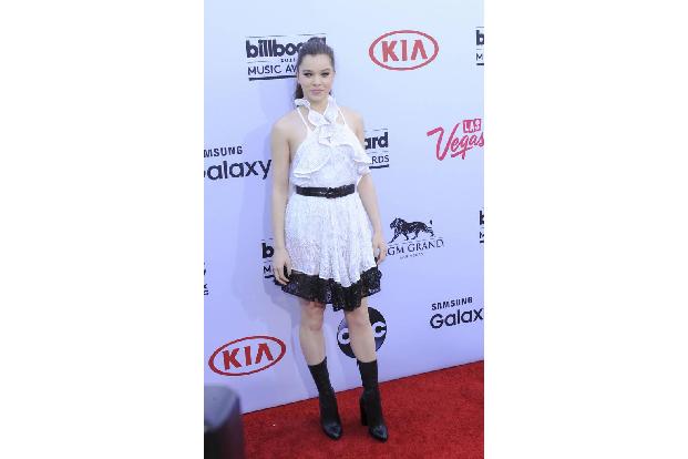 ...Hailee Steinfeld. Wirklich gelungen war aber auch dieses Outfit nicht - vielmehr erinnerte der Fummel an ein Häkeldeckche...